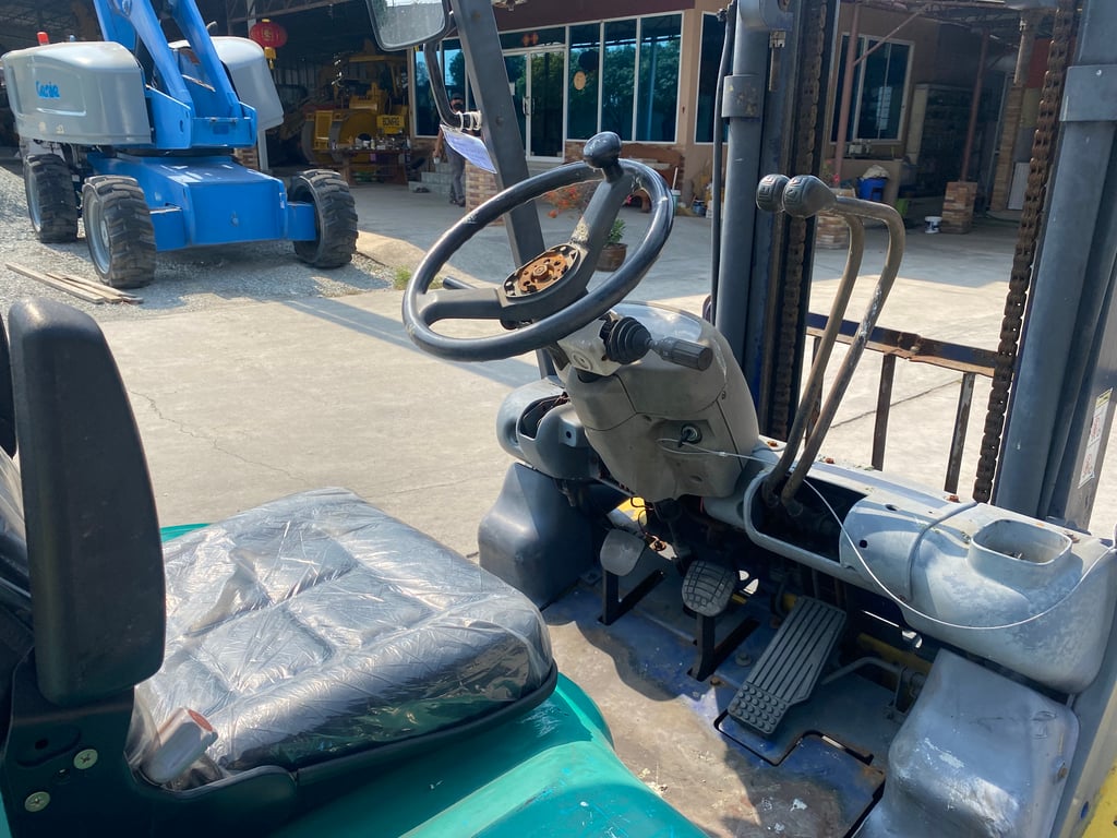 รถฟอร์คลิฟท์ KOMATSU FD25T-14 ยก 2.5ตัน เสาสูง 3 เมตร รถเก่านอก ติดต่อ Line jiraroj2909 รถฟอร์คลิฟท์ KOMATSU FD25T-14 ยก 2.5ตัน เสาสูง 3 เมตร รถเก่านอก ติดต่อ Line jiraroj2909