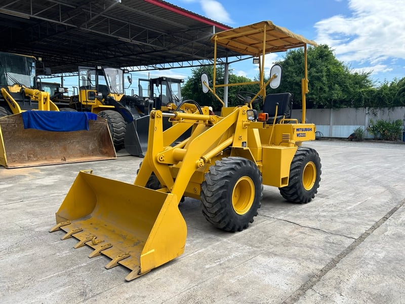 รถตักล้อยาง MITSUBISHI WS200 บุ้งกี๋ 0.3 คิว  รถเก่านอกนำเข้า ติดต่อ Line jiraroj2909