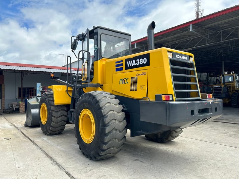 รถตักล้อยาง KOMATSU  WA380-3 บุ้งกี๋ 3 คิว ยกสูง 3.9 ม. รถเก่านอกนำเข้า ติดต่อ Line jiraroj2909