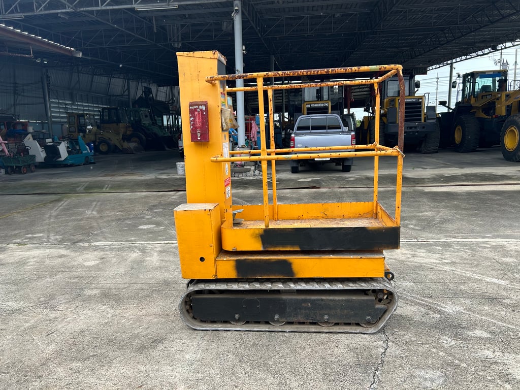 รถกระเช้าไฟฟ้าเสาเดี่ยว แทร็กยาง S-MAC ความสูง 3.8 เมตร รถเก่านอก ติดต่อ Line jiraroj2909