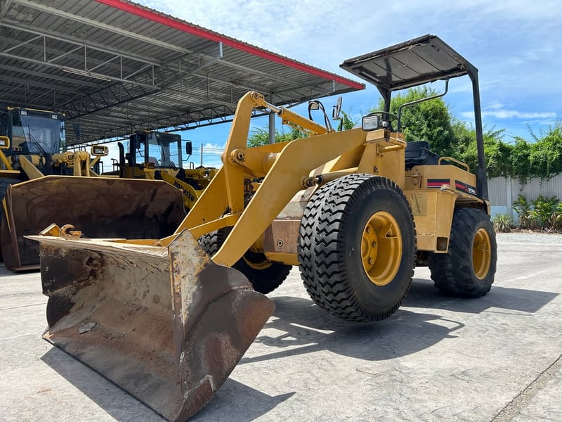 รถตักล้อยาง MITSUBISHI   WS300A บุ้งกี๋ 0.5 คิว ยกสูง 3 เมตร รถเก่านอกนำเข้า  ติดต่อ Line  jiraroj2909