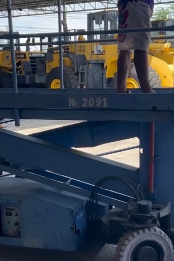 รถกระเช้ากรรไกร เสาเดี่ยวไฟฟ้า S-MAC  KKH60-2  ความสูง 5.95 เมตร  เก่านอกนำเข้า  ติดต่อ Line jiraroj2909