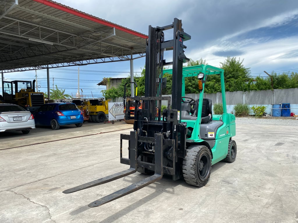 รถฟอร์คลิฟท์ MITSUBISHI  FD30NT ยก 3ตัน งากระดก รถนอกนำเข้า ติดต่อ Line jiraroj2909