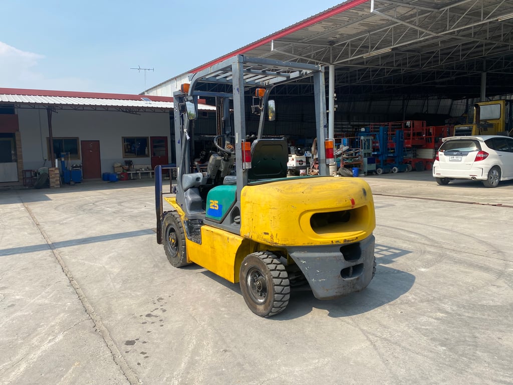 รถฟอร์คลิฟท์ KOMATSU FD25T-14 ยก 2.5ตัน เสาสูง 3 เมตร รถเก่านอก ติดต่อ Line jiraroj2909 รถฟอร์คลิฟท์ KOMATSU FD25T-14 ยก 2.5ตัน เสาสูง 3 เมตร รถเก่านอก ติดต่อ Line jiraroj2909