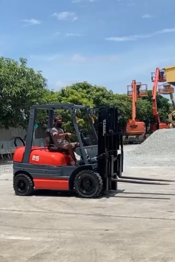 รถฟอร์คลิฟท์  TOYOTA  6FD25  ยก 2.5 ตัน เสาสูง 3เมตร  เกียร์ออโต้  รถเก่านอก ติดต่อ Line jiraroj2909