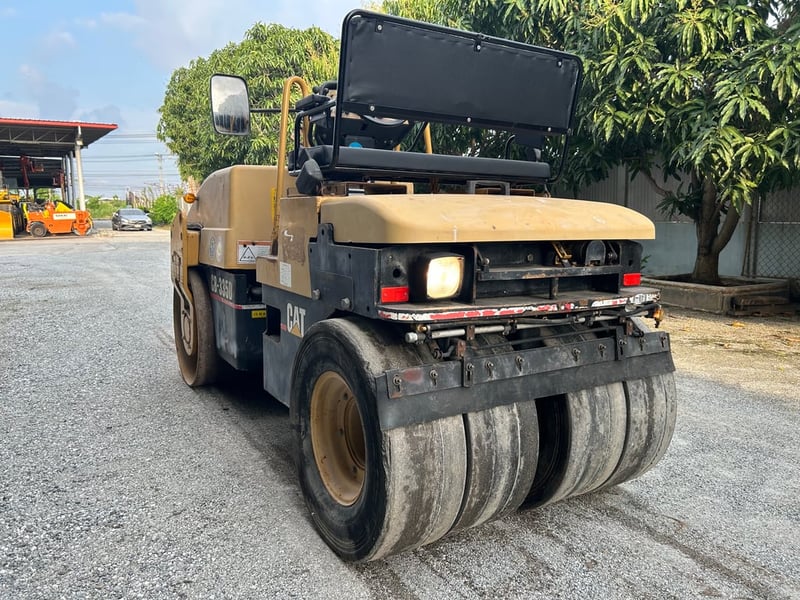 รถบดล้อหน้าเหล็กล้อหลังยาง CAT CB-335D ขนาด 4 ตัน รถเก่านอกนำเข้า  ติดต่อ   Line  jiraroj2909