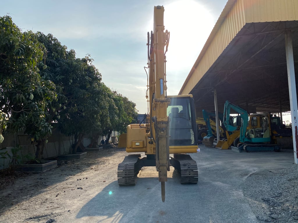 รถแบคโฮ KOMATSU PC60-7 ขนาด 6 ตัน มีหัวกระแทกและบุ้งกี๋ ติดต่อ Line  jiraroj2909