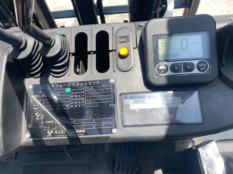 รถฟอร์คลิฟท์ TOYOTA 02-8FG20 ยก 2ตัน  ยกสูง 5.5เมตร ใช้แก๊ส LPG ติดต่อ   Line  jiraroj2909