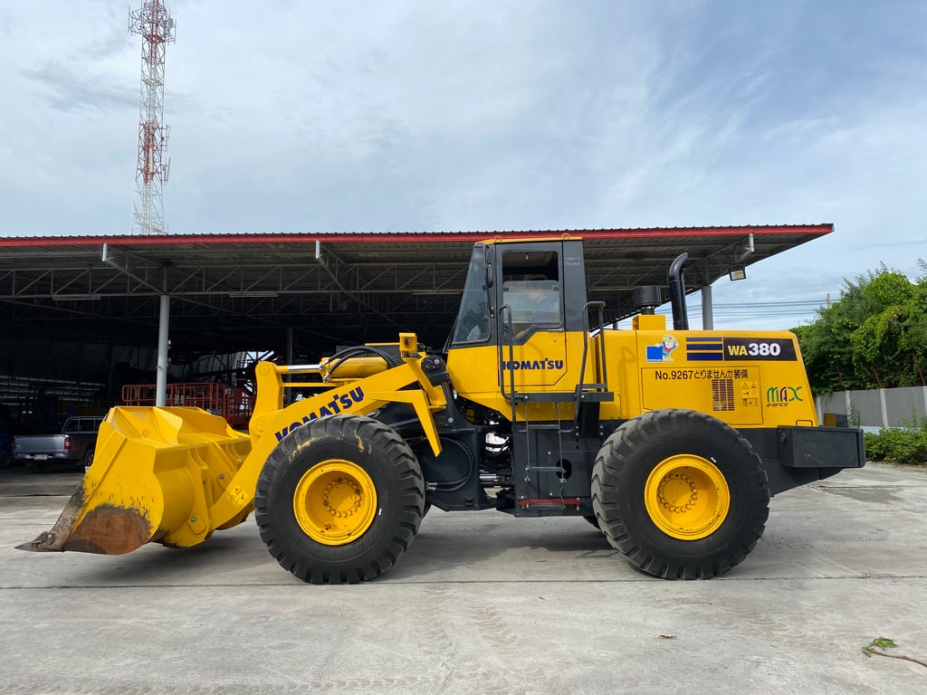 รถตักล้อยาง KOMATSU  WA380-3 บุ้งกี๋ 3 คิว ยกสูง 3.9 ม. รถเก่านอกนำเข้า ติดต่อ Line jiraroj2909