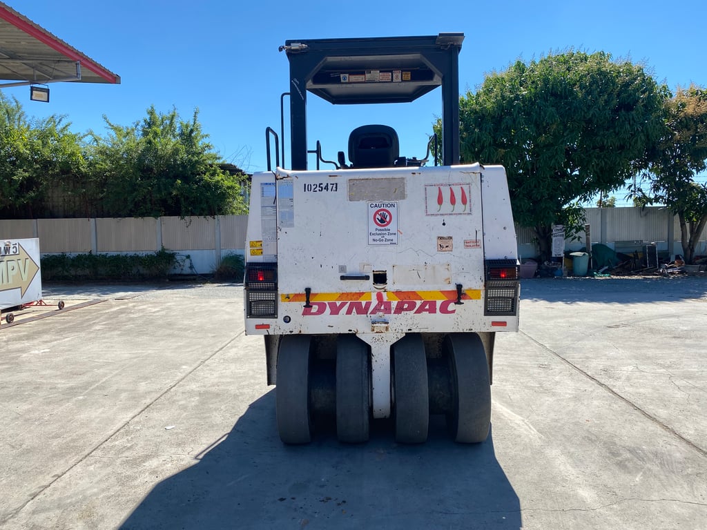 รถบดล้อยาง 9ล้อ  DYNAPAC  CP142 รถเก่านอกนำเข้า    ติดต่อ  Line jiraroj2909