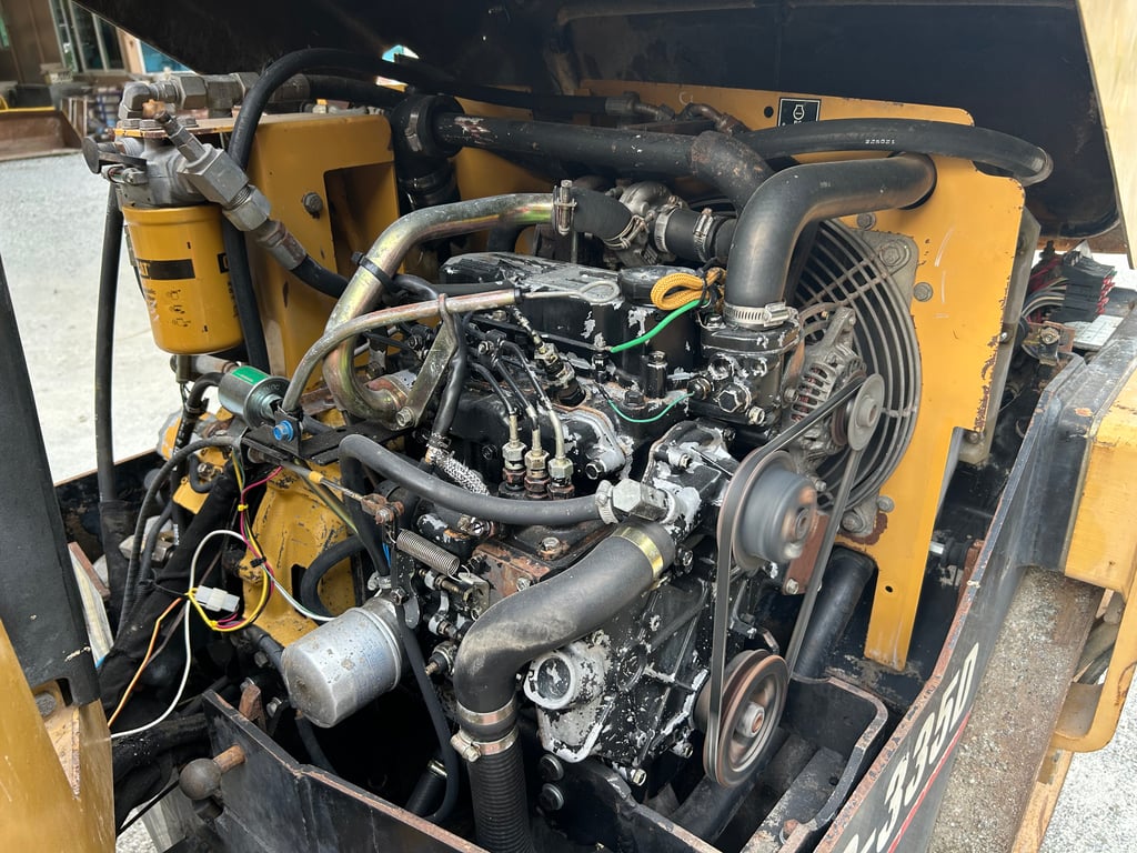 รถบดล้อหน้าเหล็กล้อหลังยาง CAT CB-335D ขนาด 4 ตัน รถเก่านอกนำเข้า ติดต่อ Line jiraroj2909 รถบดล้อหน้าเหล็กล้อหลังยาง CAT CB-335D ขนาด 4 ตัน รถเก่านอกนำเข้า ติดต่อ Line jiraroj2909