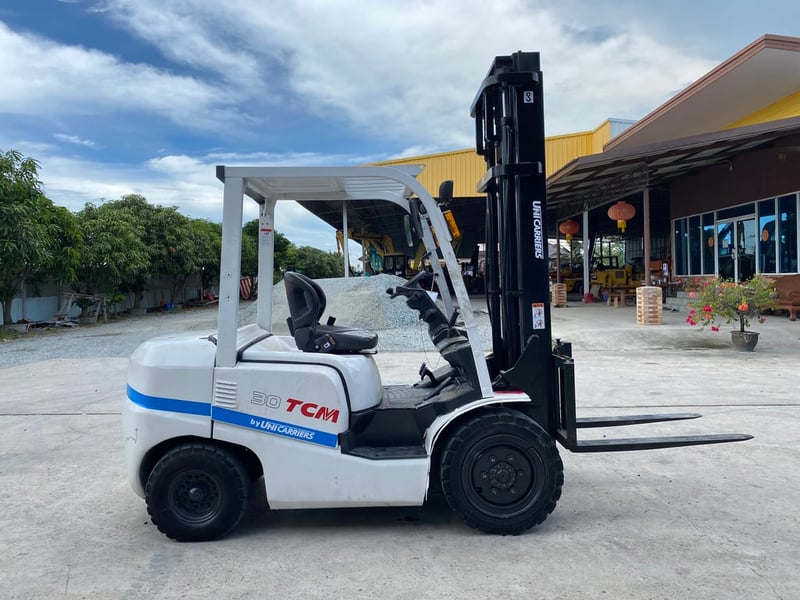 รถฟอร์คลิฟท์ TCM  FD30T3 ยก 3 ตัน ยกสูง 4 เมตร รถเก่านอกนำเข้า ติดต่อ Line jiraroj2909