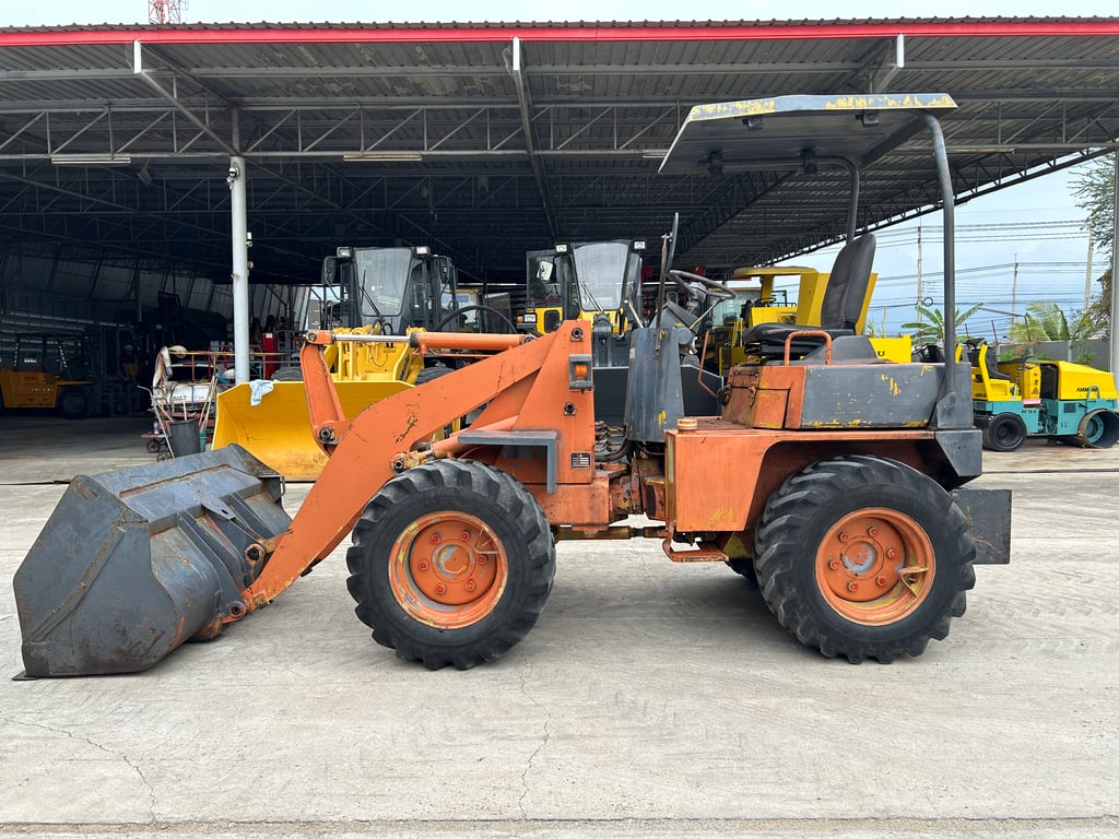 รถตักล้อยาง MITSUBISHI WS300A บุ้งกี๋ 0.5 คิว  รถเก่านอกนำเข้า ติดต่อ Line jiraroj2909