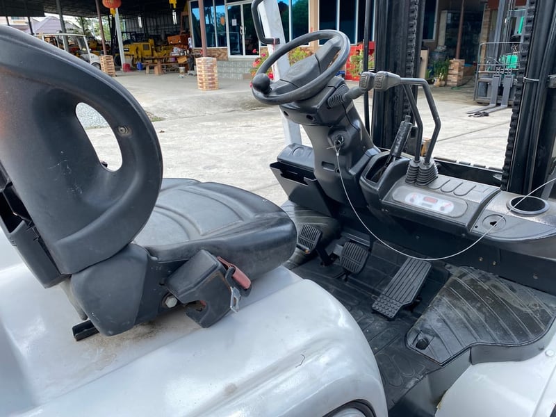 รถฟอร์คลิฟท์ TCM  FD30T3 ยก 3 ตัน ยกสูง 4 เมตร รถเก่านอกนำเข้า ติดต่อ Line jiraroj2909