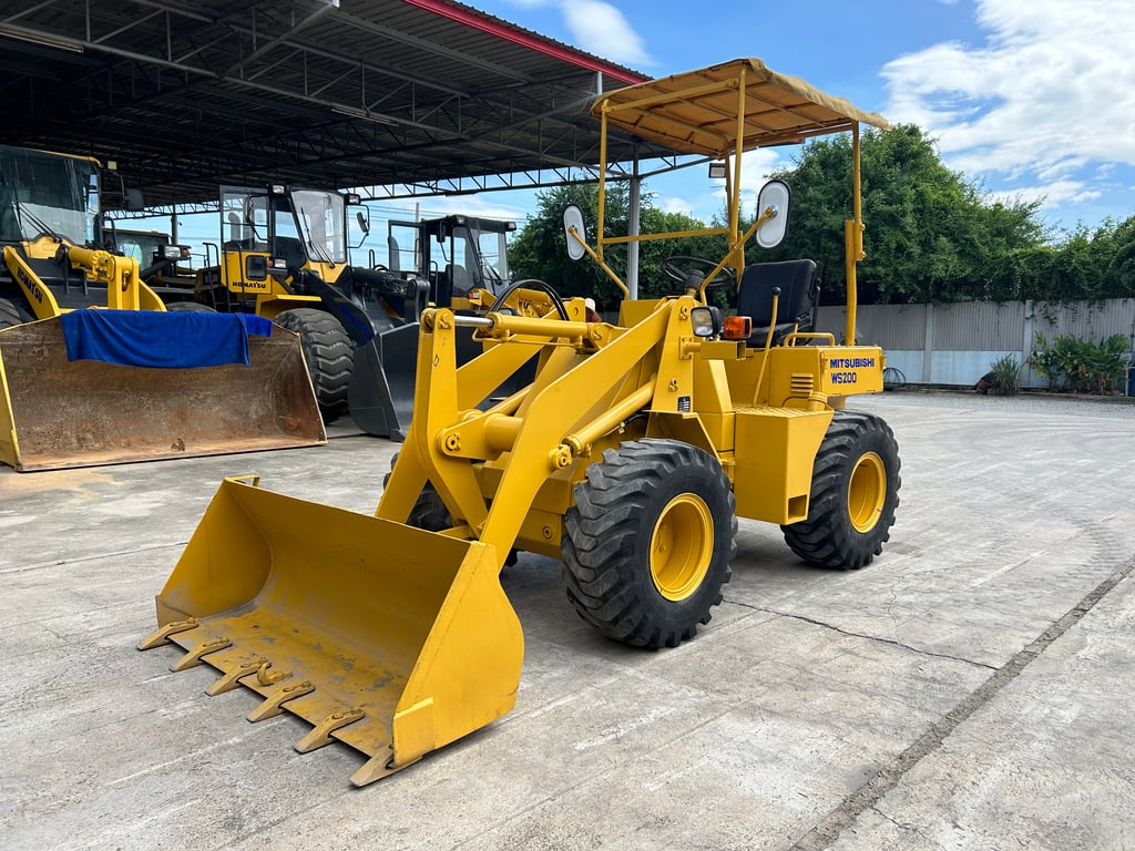 รถตักล้อยาง MITSUBISHI WS200 บุ้งกี๋ 0.3 คิว  รถเก่านอกนำเข้า ติดต่อ Line jiraroj2909