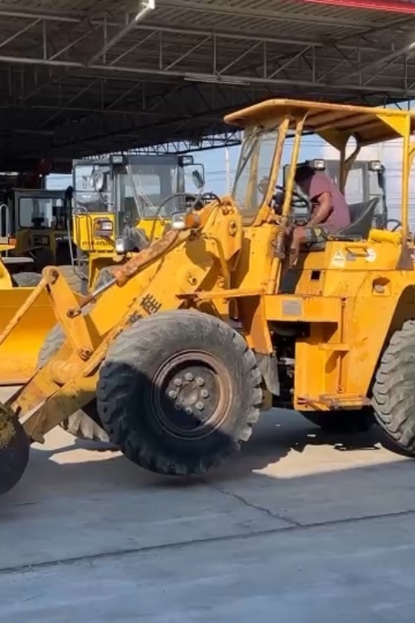 รถตักล้อยาง TOYOTA SDT15 บุ้งกี๋ 1.3 คิว  รถเก่านอกนำเข้า ติดต่อ Line jiraroj2909