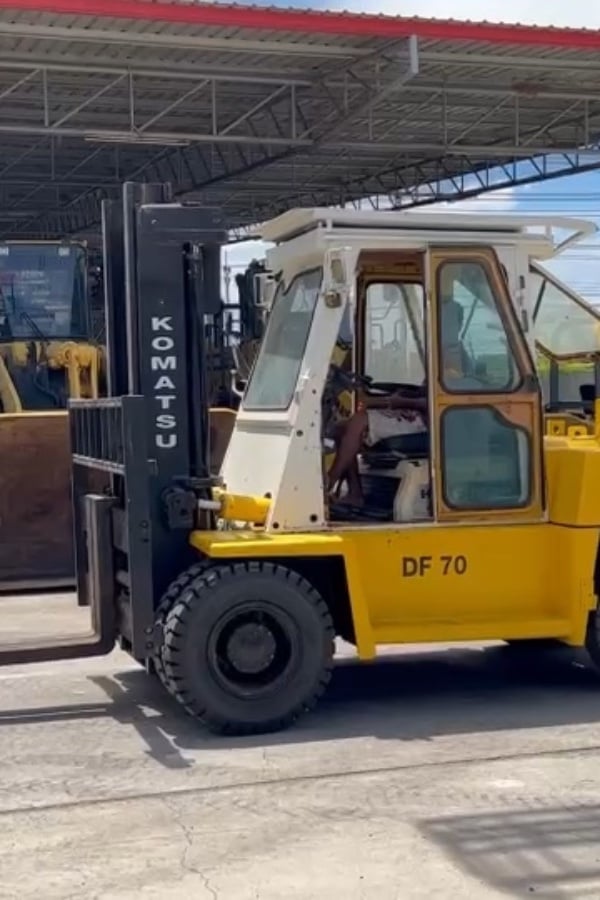 รถฟอร์คลิฟท์ KOMATSU DF70 ขนาด 7 ตัน ยกสูง 3 เมตร งาสไลด์ ติดต่อ Line jiraroj2909
