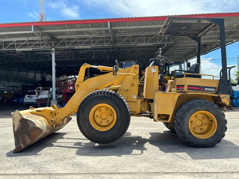 รถตักล้อยาง MITSUBISHI   WS300A บุ้งกี๋ 0.5 คิว ยกสูง 3 เมตร รถเก่านอกนำเข้า  ติดต่อ Line  jiraroj2909