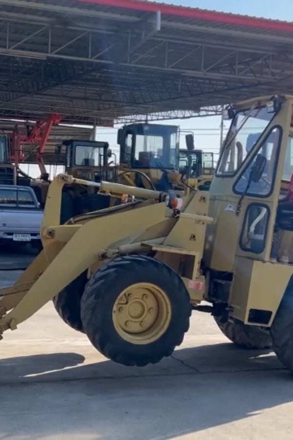 รถตักล้อยาง MITSUBISHI   WS300A บุ้งกี๋ 0.5 คิว ยกสูง 3 เมตร รถเก่านอกนำเข้า  ติดต่อ Line  jiraroj2909