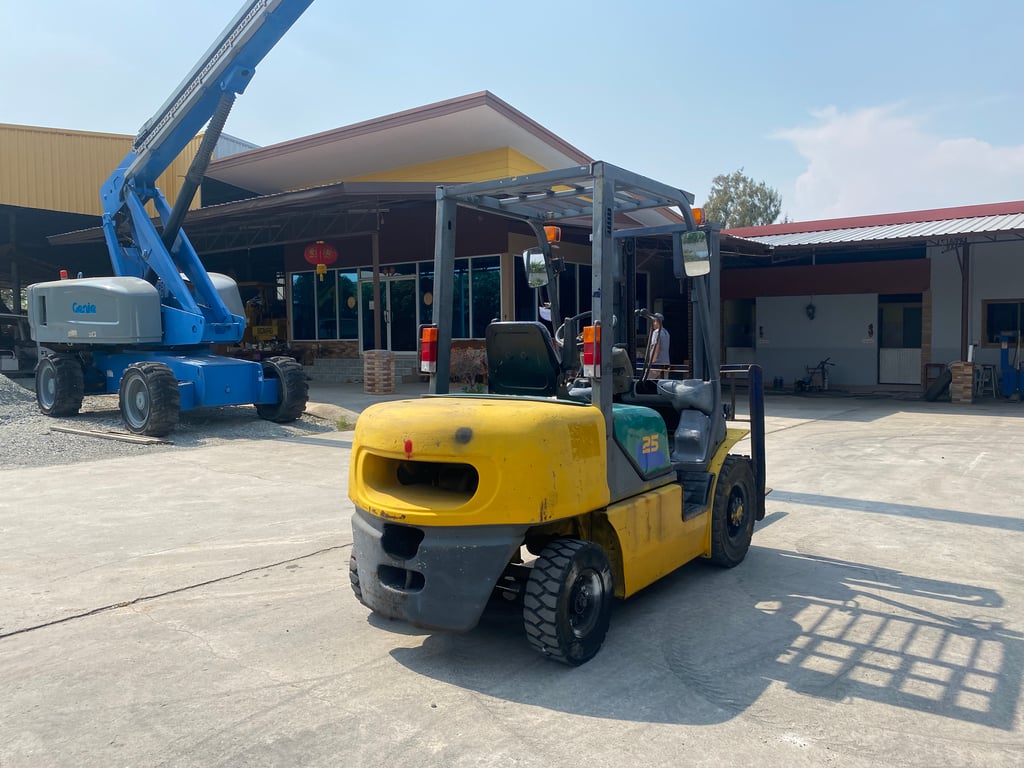 รถฟอร์คลิฟท์  KOMATSU  FD25T-14 ยก 2.5ตัน เสาสูง 3 เมตร   รถเก่านอก ติดต่อ  Line jiraroj2909