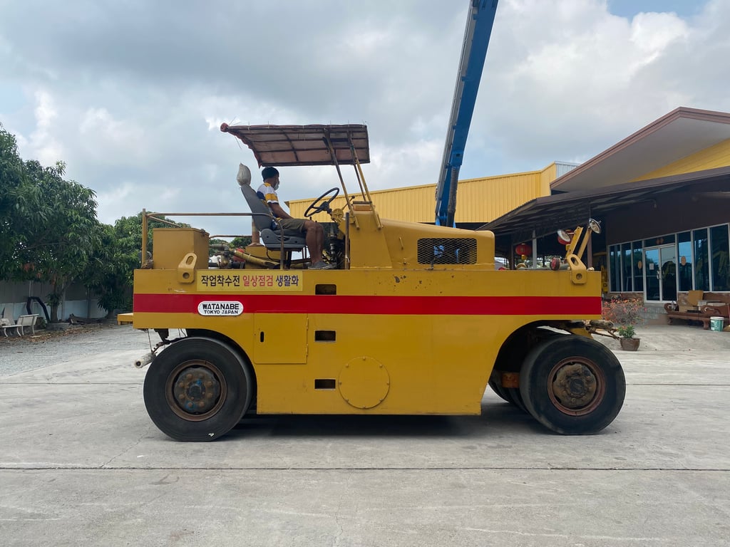ขายรถบดล้อยาง 9 ล้อ  WATANABE  WP902 รถเก่านอกนำเข้า ติดต่อ  Line: jiraroj2909
