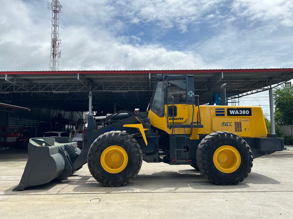 รถตักล้อยาง KOMATSU WA380-3 บุ้งกี๋ 3 คิว ยกสูง 3.9 ม. รถเก่านอกนำเข้า ติดต่อ Line jiraroj2909 รถตักล้อยาง KOMATSU WA380-3 บุ้งกี๋ 3 คิว ยกสูง 3.9 ม. รถเก่านอกนำเข้า ติดต่อ Line jiraroj2909