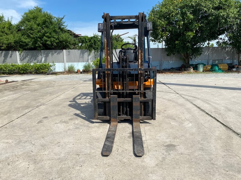 รถฟอร์คลิฟท์  TOYOTA  7FD25 ยก 2.5 ตัน เสาสูง 3 เมตร รถเก่านอก   ติดต่อ Line jiraroj2909