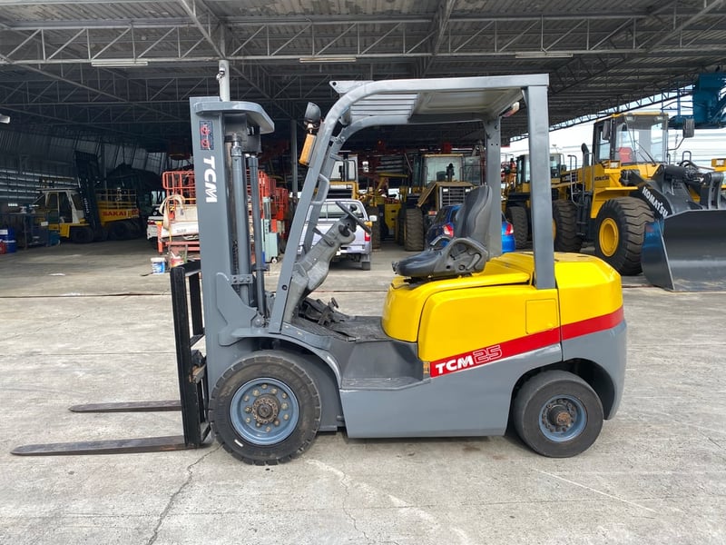รถฟอร์คลิฟท์ TCM  FD25T3C ขนาด 2.5 ตัน ยกสูง 3 เมตร รถเก่านอกนำเข้า ติดต่อ Line jiraroj2909