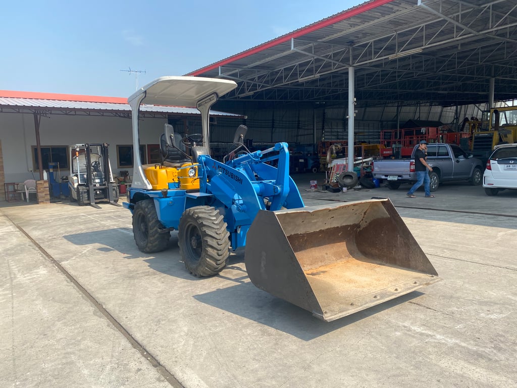 รถตักล้อยาง MITSUBISHI WS210 เทียบเท่า WA30   บุ้งกี๋ 0.7 คิว  รถเก่านอกนำเข้า   ติดต่อ   Line jiraroj2909