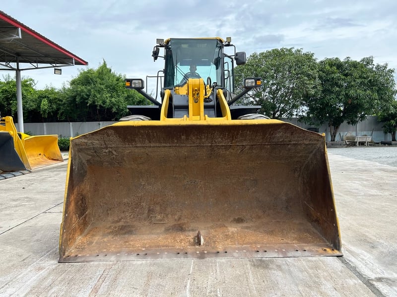 รถตักล้อยาง KOMATSU  WA380-6 บุ้งกี๋ 3.3 คิว  รถเก่านอกนำเข้า ติดต่อ Line jiraroj2909