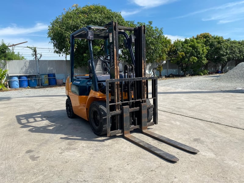 รถฟอร์คลิฟท์  TOYOTA  7FD25 ยก 2.5 ตัน เสาสูง 3 เมตร รถเก่านอก   ติดต่อ Line jiraroj2909