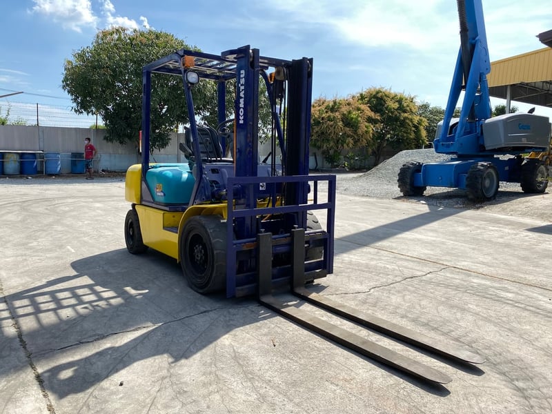 รถฟอร์คลิฟท์ KOMATSU รุ่น FD30T-12 เกียร์ธรรมดา รถเก่านอกนำเข้า ติดต่อ Line jiraroj2909