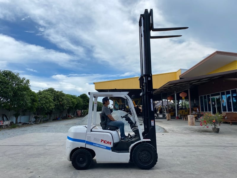 รถฟอร์คลิฟท์ TCM ขนาด 3ตัน รุ่น FD30T3 ยกสูง 4เมตร รถเก่านอกนำเข้า ติดต่อ Line jiraroj2909