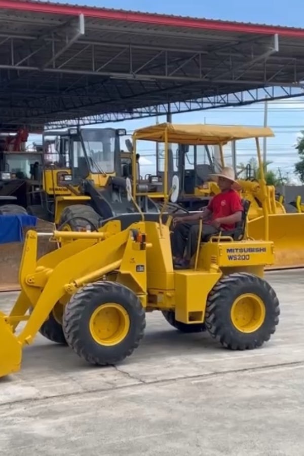 รถตักล้อยาง MITSUBISHI WS200 บุ้งกี๋ 0.3 คิว  รถเก่านอกนำเข้า ติดต่อ Line jiraroj2909