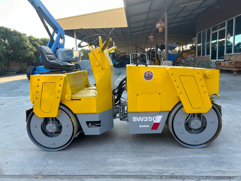 รถบดสั่นสะเทือนล้อเหล็ก SAKAI  SW350 หนัก 2.5 ตัน รถเก่านอก ติดต่อ Line  jiraroj2909