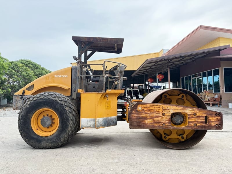 รถบดสั่นสะเทือน VOLVO SD110 ขนาด 11 ตัน   รถเก่านอกนำเข้า ติดต่อ  Line jiraroj2909