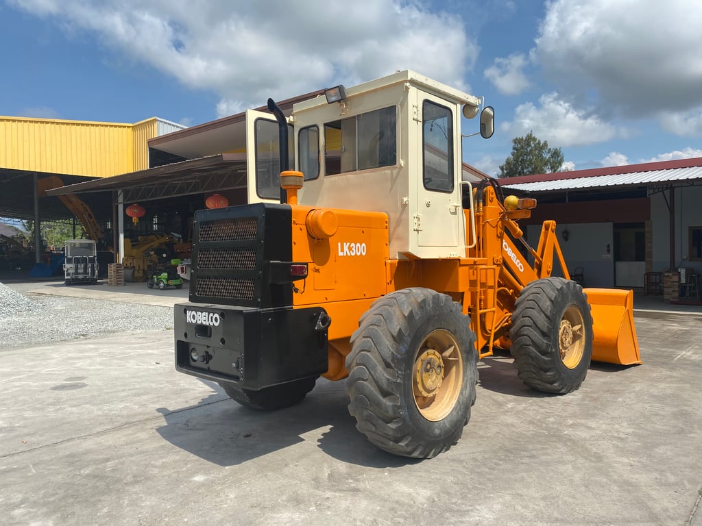 รถตักล้อยาง KOBELCO  LK300 บุ้งกี๋ 1.5 คิว  รถเก่านอกนำเข้า   ติดต่อ Line jiraroj2909