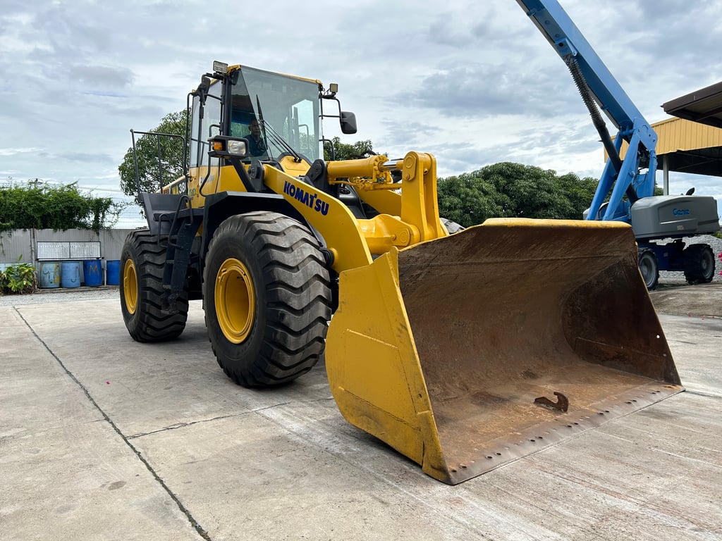 รถตักล้อยาง KOMATSU  WA380-6 บุ้งกี๋ 3.3 คิว  รถเก่านอกนำเข้า ติดต่อ Line jiraroj2909