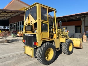 รถตักล้อยาง MITSUBISHI   WS300 บุ้งกี๋ 0.5 คิว ยกสูง 3 เมตร รถเก่านอกนำเข้า  ติดต่อ Line  jiraroj2909