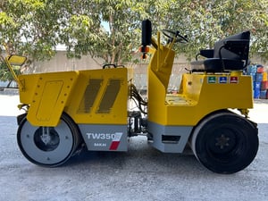 รถบดล้อหน้าเหล็กล้อหลังยาง SAKAI  TW350 ขนาด 2.5 ตัน รถเก่านอกนำเข้า  ติดต่อ   Line  jiraroj2909