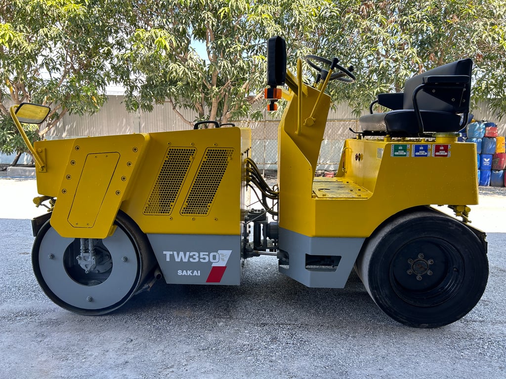 รถบด ล้อหน้าเหล็กล้อหลังยาง SAKAI TW350 ขนาด 2.5 ตัน รถเก่านอกนำเข้า ติดต่อ Line jiraroj2909 รถบด ล้อหน้าเหล็กล้อหลังยาง SAKAI TW350 ขนาด 2.5 ตัน รถเก่านอกนำเข้า ติดต่อ Line jiraroj2909