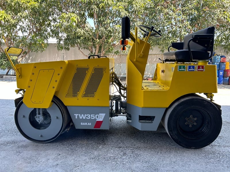 รถบด ล้อหน้าเหล็กล้อหลังยาง SAKAI  TW350 ขนาด 2.5 ตัน รถเก่านอกนำเข้า  ติดต่อ   Line  jiraroj2909