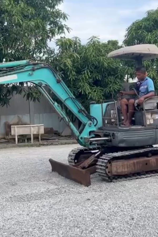 รถแบคโฮ KOBELCO SK30SR ขนาด 3 ตัน รถเก่านอกนำเข้า ติดต่อ Line: jiraroj2909