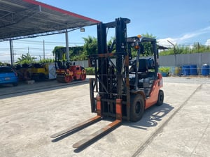 รถฟอร์คลิฟท์ TOYOTA 02-8FG20 ยก 2ตัน  ยกสูง 5.5เมตร ใช้แก๊ส LPG ติดต่อ   Line  jiraroj2909