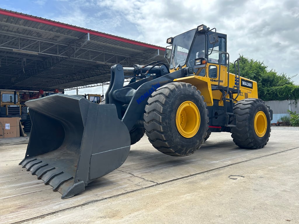รถตักล้อยาง KOMATSU WA380-3 บุ้งกี๋ 3 คิว ยกสูง 3.9 ม. รถเก่านอกนำเข้า ติดต่อ Line jiraroj2909 รถตักล้อยาง KOMATSU WA380-3 บุ้งกี๋ 3 คิว ยกสูง 3.9 ม. รถเก่านอกนำเข้า ติดต่อ Line jiraroj2909