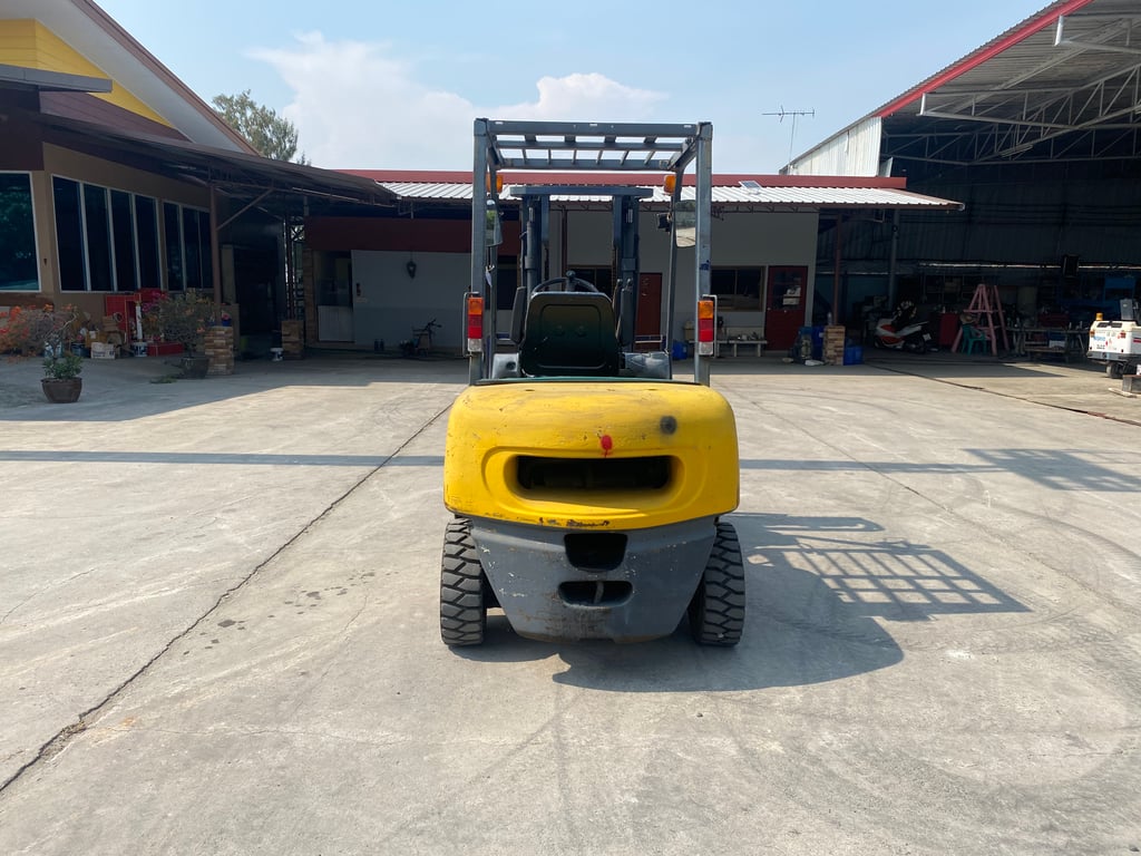 รถฟอร์คลิฟท์  KOMATSU  FD25T-14 ยก 2.5ตัน เสาสูง 3 เมตร   รถเก่านอก ติดต่อ  Line jiraroj2909