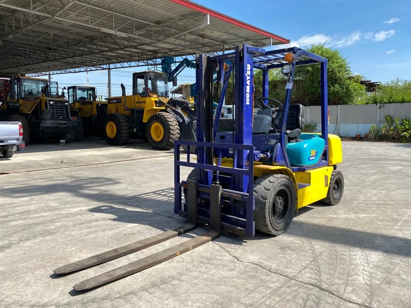 รถฟอร์คลิฟท์ KOMATSU รุ่น FD30T-12 เกียร์ธรรมดา รถเก่านอกนำเข้า ติดต่อ Line jiraroj2909