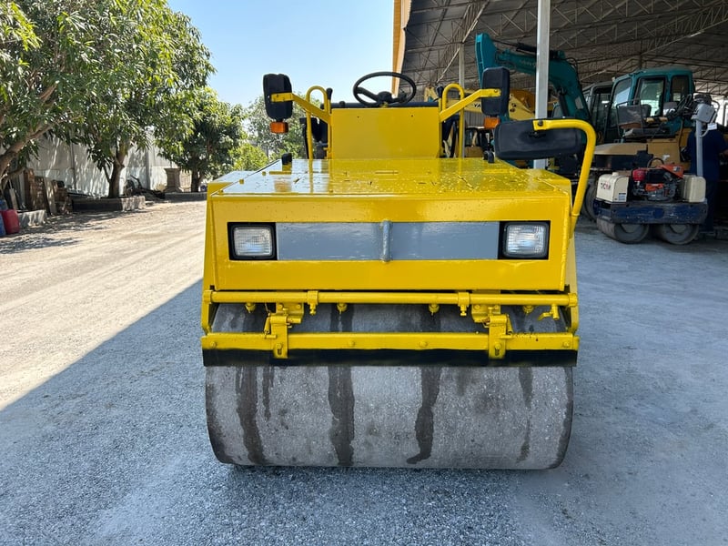 รถบดล้อหน้าเหล็กล้อหลังยาง SAKAI  TW350 ขนาด 2.5 ตัน รถเก่านอกนำเข้า  ติดต่อ   Line  jiraroj2909