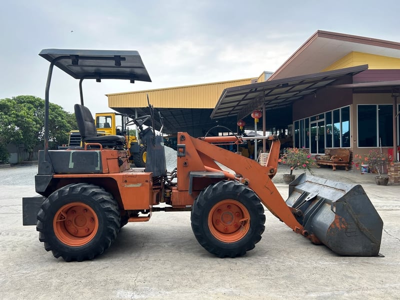 รถตักล้อยาง MITSUBISHI WS300A บุ้งกี๋ 0.5 คิว  รถเก่านอกนำเข้า ติดต่อ Line jiraroj2909