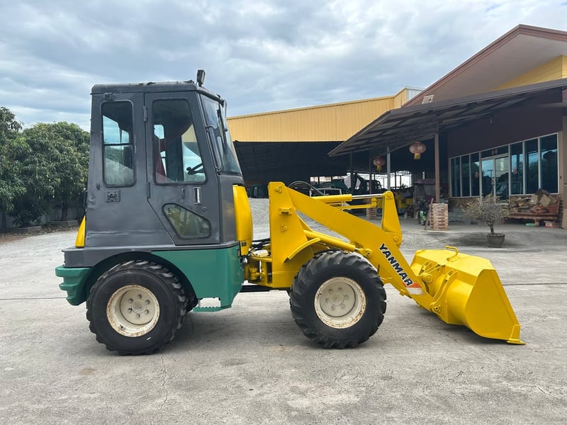 รถตักล้อยาง YANMAR V3-2 บุ้งกี๋ 0.4 คิว  รถเก่านอกนำเข้า ติดต่อ Line jiraroj2909